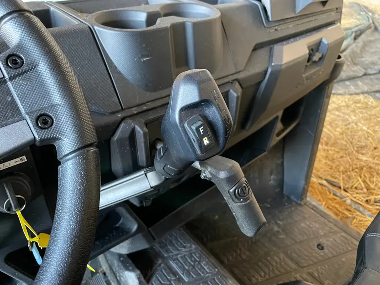 Levier de vitesse et bouton d'inversion du SSV électrique Polaris Ranger Kinetic