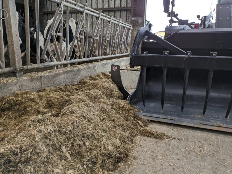 Système de repousse fourrage Pushmags de Magsi sur benne à grappin