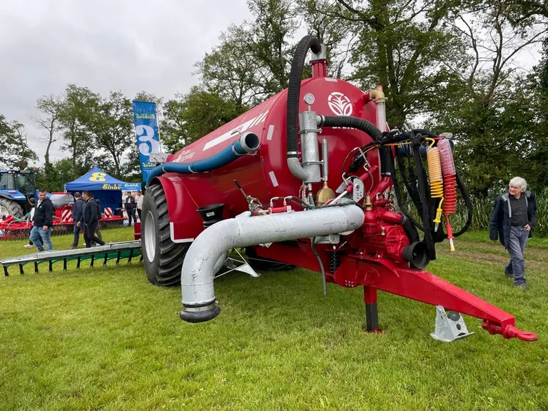 Les tonnes à lisier Grass Technology peuvent être équipées d'un bras de pompage.