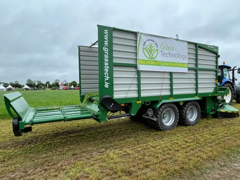 Les faucheuses autochargeuses Grass Technology intègrent en option une porte basculante servant à la distribution du fourrage.