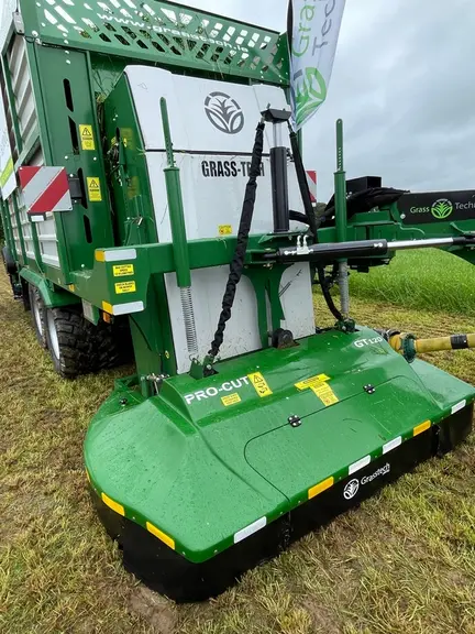 Les faucheuses autochargeuses Grass Technology embarquent une barre de coupe à tambours et un large convoyeur.