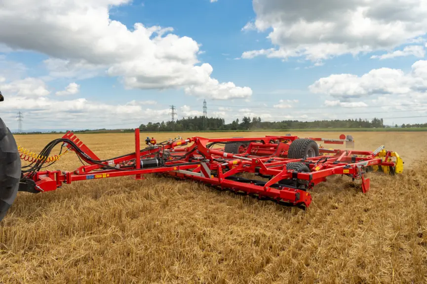 Scalpeur Plano VT 6060 de Pöttinger au travail 