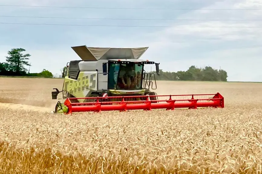 Les moissonneuses-batteuses Claas Trion 740, Trion 740 Terra Trac et Trion 740 Montana s'intercalent entre la Trion 730 de 408 ch et la Trion 750, à q
