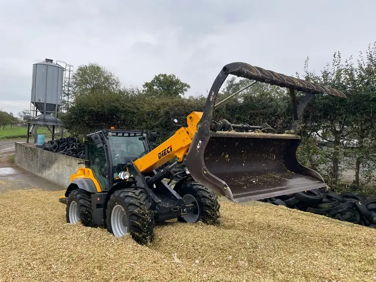 chargeuse articulée Dieci Agri Pivot T70 sur tas d'ensilage de maïs