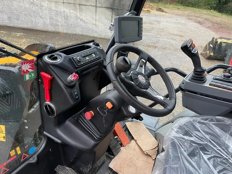Le volant est seulement réglable en inclinaison sur la chargeuse articulée Dieci Agri Pivot T70.