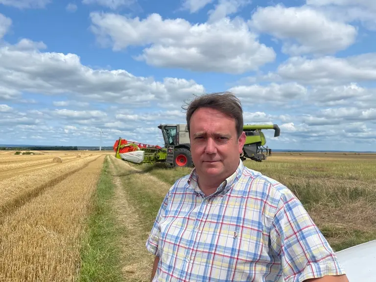 Damien Salley, agriculteur et entrepreneur de travaux agricoles à Soignolles (Calvados) 