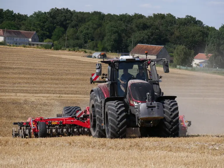 tracteur Valtra S416 déchaumeur à disques indépendants Grégoire Besson Occitan