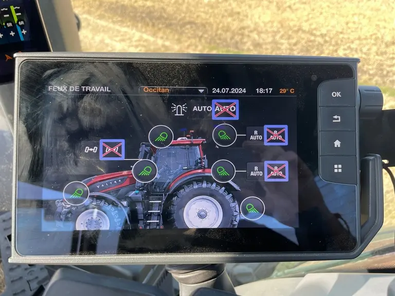 tracteur Valtra S416 intérieur cabine écran terminal tactile