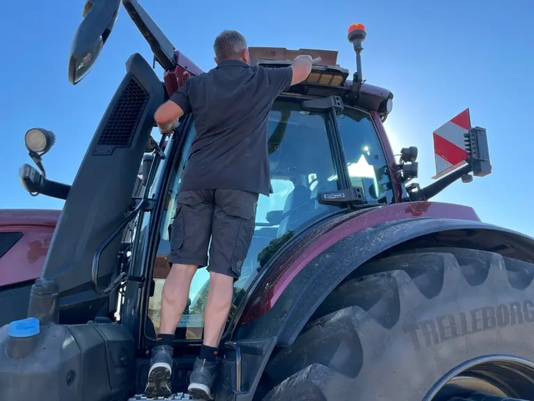 tracteur Valtra S416 intérieur cabine entretien