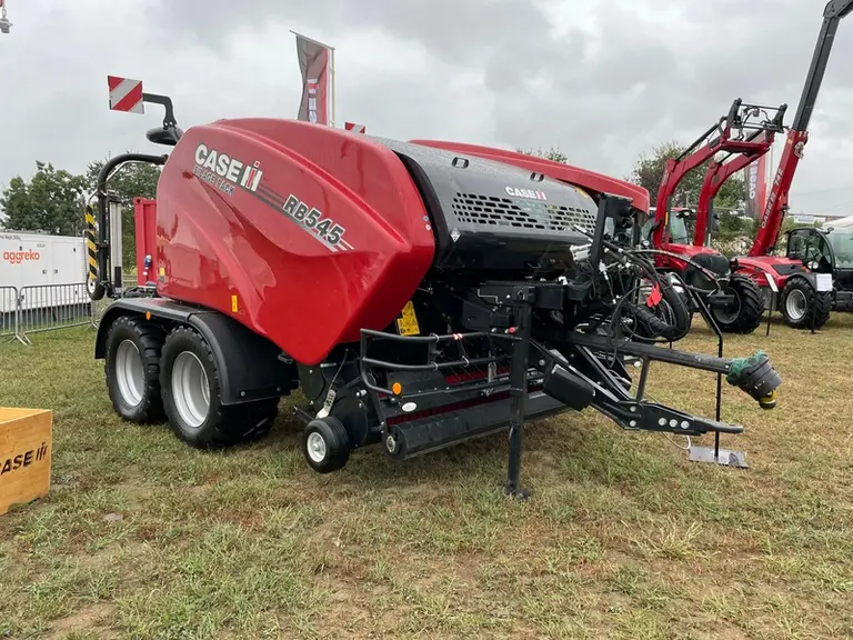 La presse-enrubanneuse RB 545 Silage Pack de Case IH gagne en débit de chantier.
