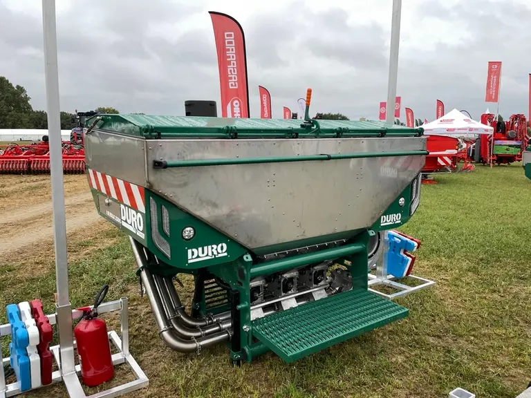 Trémie frontale Eole 2300 de Duro-France à trois doseurs et trois compartiments exposée au Salon Innov-Agri 2024