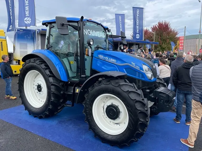 Tracteur New Holland T5 Dual Command au Sommet de l'élevage 2024