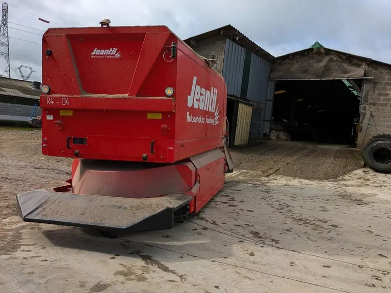 <em class="placeholder">Doté de deux roues motrices à l'avant et de deux roues directrices à l'arrière, le robot se guide par l’intermédiaire de fils incrusté dans le béton. Il peut gravir ...</em>