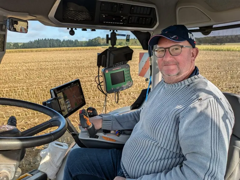 Gilles Heluard, agriculteur à Ploërmel dans le Morbihan, dans la cabine de son tracteur New Holland