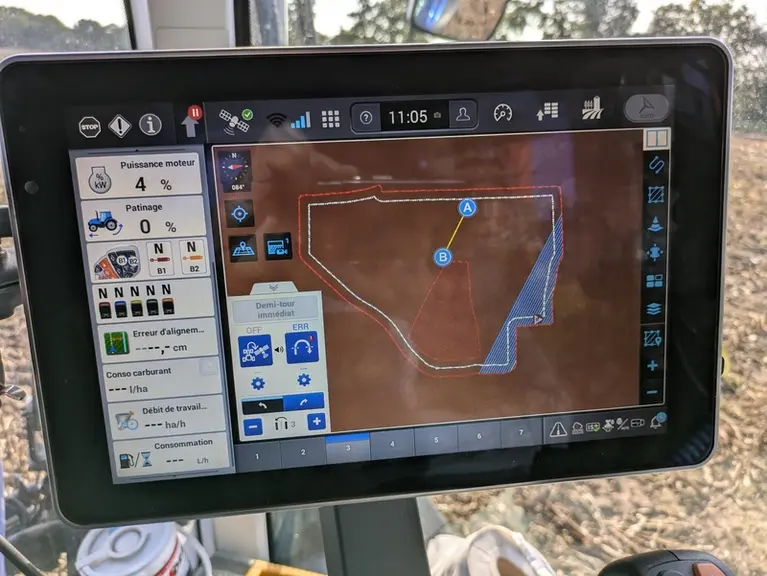<em class="placeholder">Console Yrimble dans la cabine du tracteur New Holland T7.275 HD de Gilles Heluard, agriculteur à Ploërmel dans le Morbihan</e