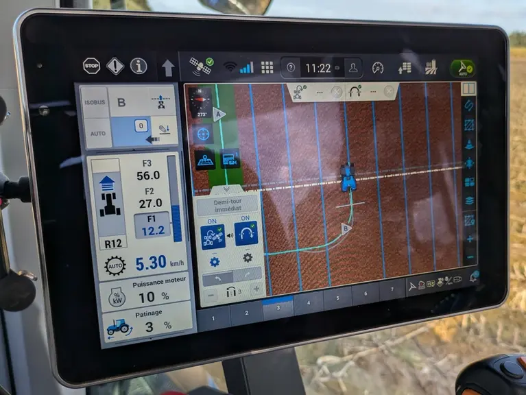 <em class="placeholder">Console Yrimble dans la cabine du tracteur New Holland T7.275 HD de Gilles Heluard, agriculteur à Ploërmel dans le Morbihan</e