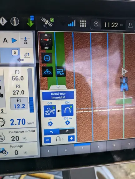 Vue de l'écran de la console Yrimble dans la cabine du tracteur New Holland T7.275 HD de Gilles Heluard, agriculteur à Pl