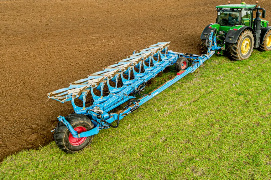 Charrue monoroue Lemken Diamant 18 derrière tracteur John Deere