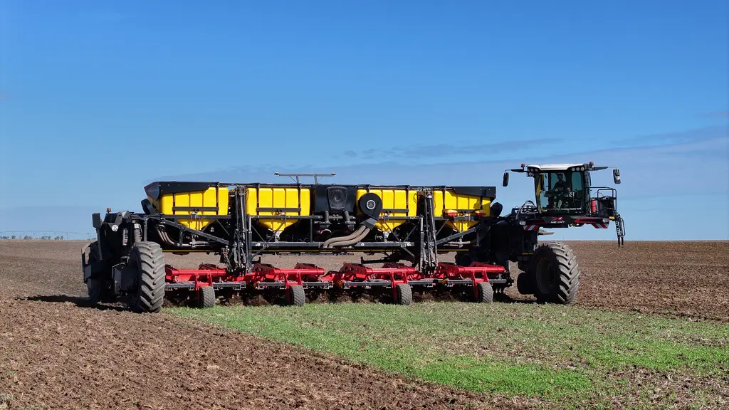Le porte outil autonome NeXaT avec le cultivateur Väderstad Cultus HD