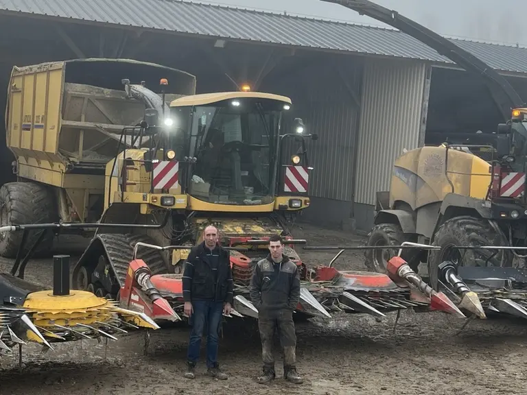 <em class="placeholder">Xavier Girault et son fils Clément Girault devant l'ensileuse à trémie Racine L’Articulée 2025 MR.</em>