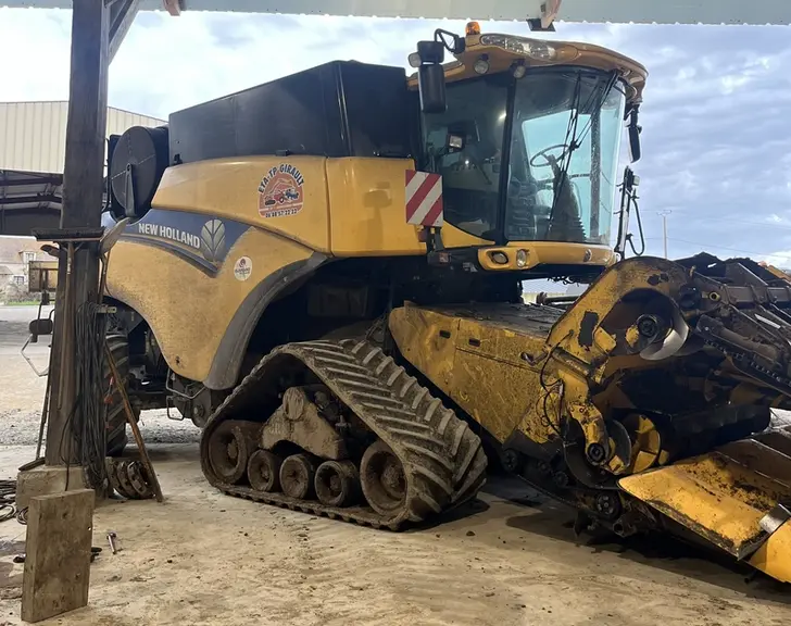 <em class="placeholder">Chenilles Grecav montées sur la moissonneuse-batteuse New Holland de l'ETA - TP Girault</em>