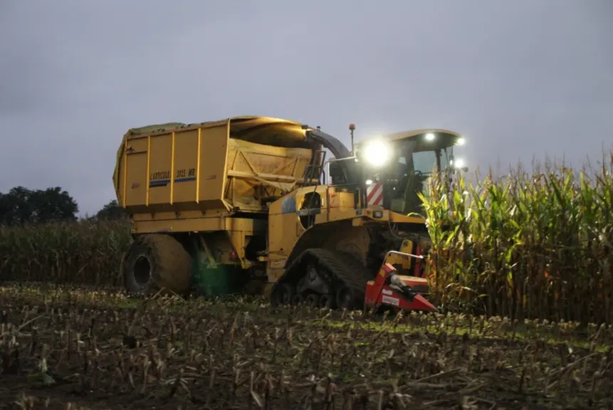 <em class="placeholder">Ensileuse à trémie Racine L’Articulée 2025 MR sur base de New Holland FX60 à l'ensilage du maïs fourrage.</em>