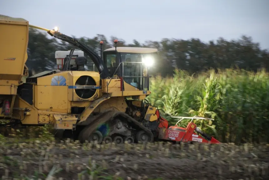 <em class="placeholder">Ensileuse à trémie Racine L’Articulée 2025 MR sur base de New Holland FX60 à l'ensilage du maïs fourrage</em>