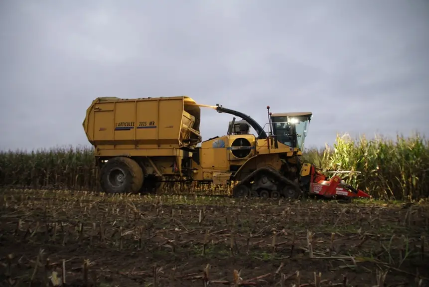 <em class="placeholder">Ensileuse à trémie Racine L’Articulée 2025 MR sur base de New Holland FX60 à l'ensilage du maïs fourrage</em>
