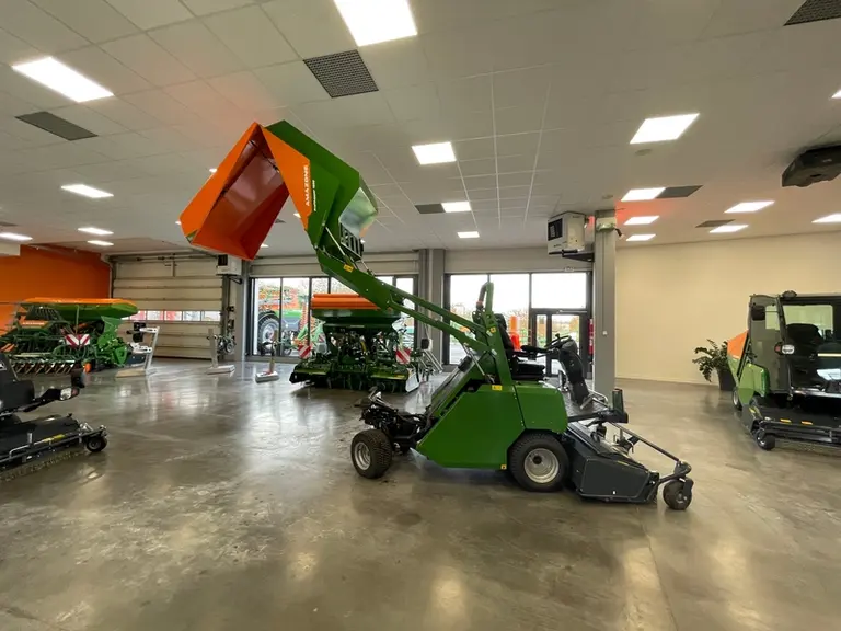 <em class="placeholder">Tondeuse automotrice Amazone ProfiHopper 1500 en position de vidange de trémie.</em>