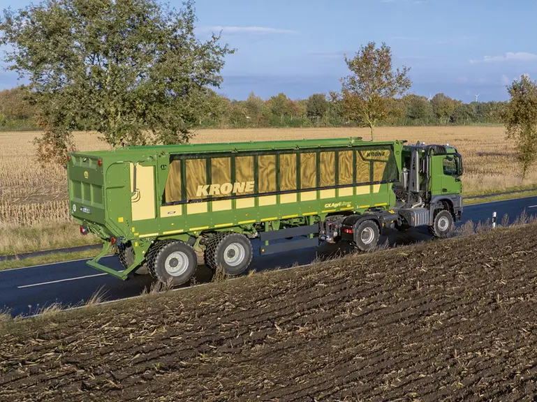 Semi-remorque GX 520 AgriLiner attelée à un tracteur routier Krone AgriTruck