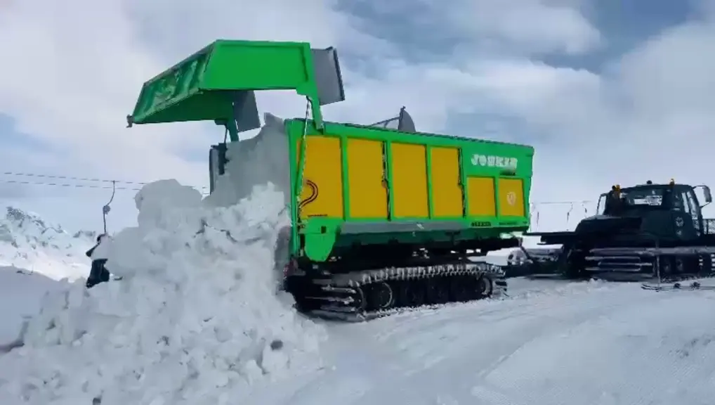 Remorque Joskin Drakkar sur chenilles déversant de la neige 