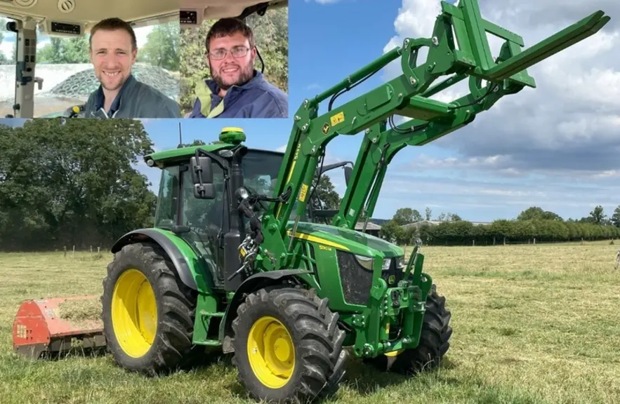 Tracteur John Deere 5130M au champ avec chargeur frontal et broyeur