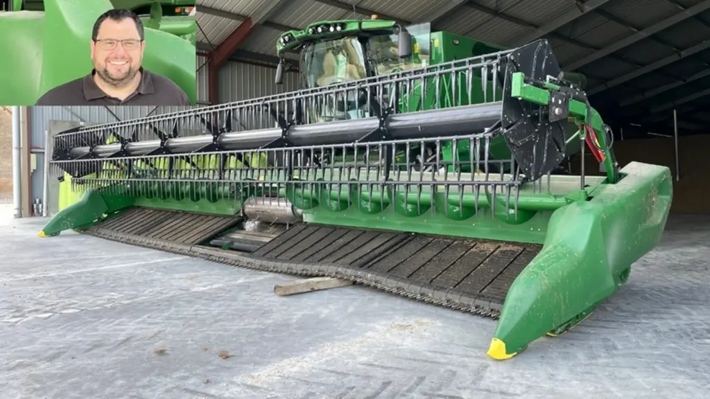Adrien Bury, inspecteur technique récolte chez John Deere, et moissonneuse batteuse John Deere avec couple flexible Draper</em