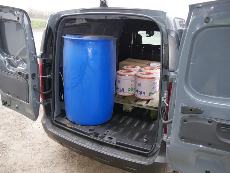 <em class="placeholder">Vue de l'espace de chargement  d'un Renault Express Van</em>