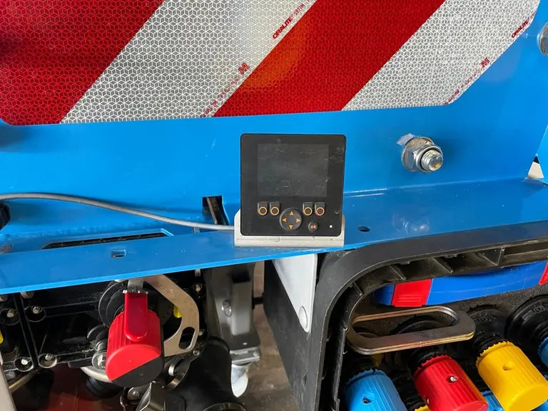<em class="placeholder">Mini-terminal Isobus déporté sur la trémie frontale Lemken Solitair F 2400</em>