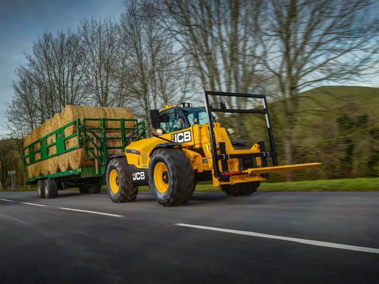 Chargeur télescopique JCB Telescopic AgriPro sur la route avec un plateau à paille