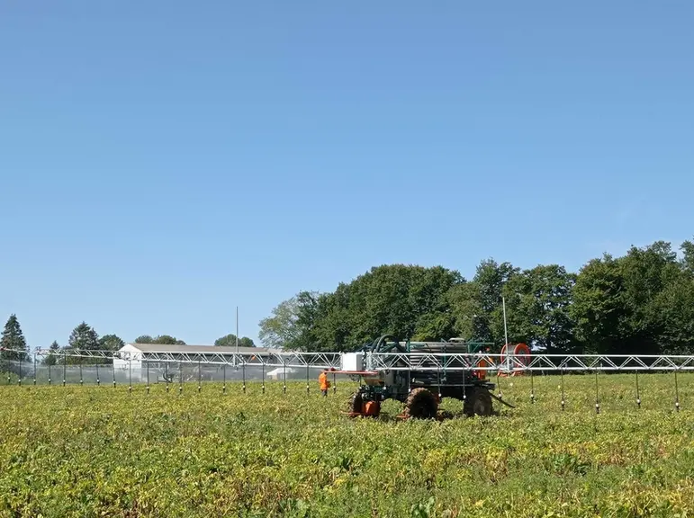 <em class="placeholder">Automate d'irrigation Osiris Agriculture Oscar en action d'irrigation dans un champ de pommes de terre</em>