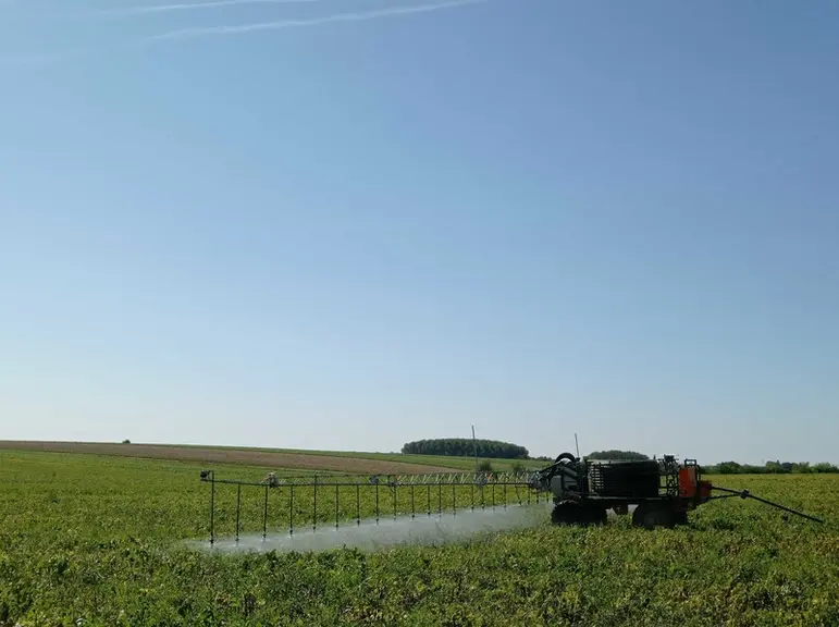 <em class="placeholder">Automate d'irrigation Osiris Agriculture Oscar en action d'irrigation dans un champ de pommes de terre</em>