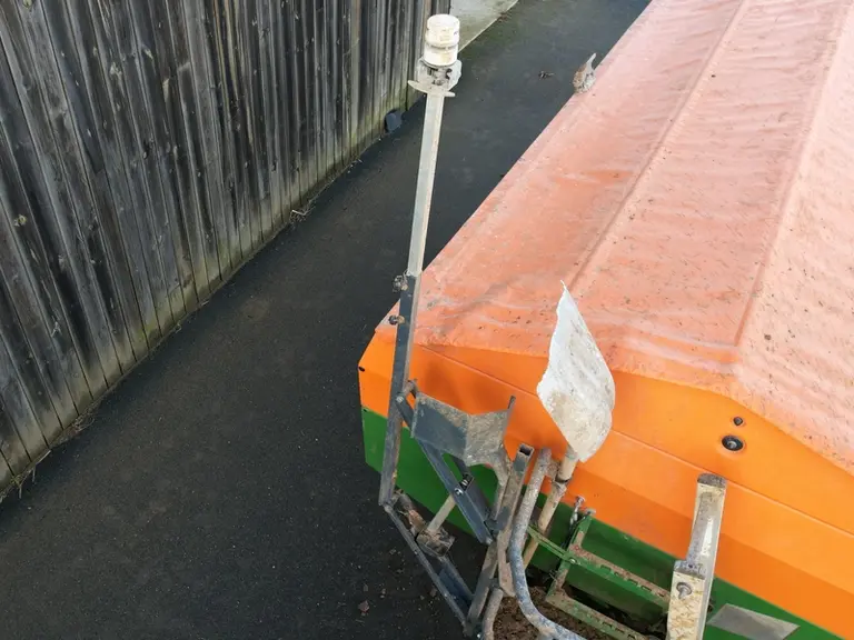 <em class="placeholder">Anémomètre du système WindControl d'Amazone fixé sur le mât télescopique.</em>
