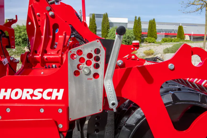 <em class="placeholder">Réglage profondeur de travail de la herse rotative Horsch Kredo HD.</em>