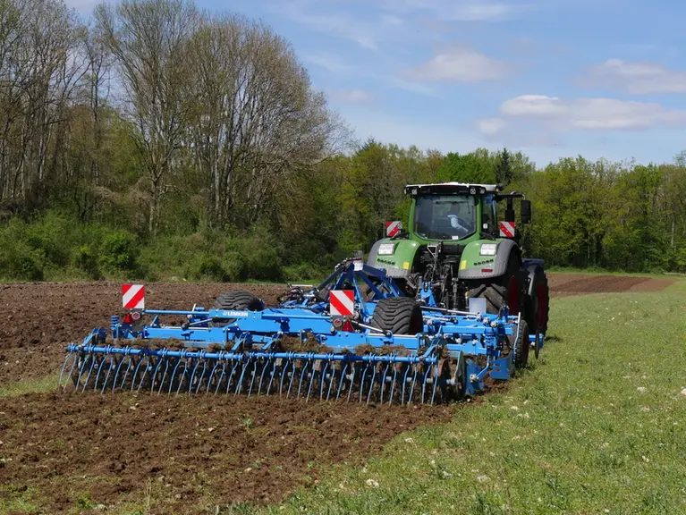 <em class="placeholder">Déchaumeur Lemken avec tracteur John Deere au travail dans un champ</em>