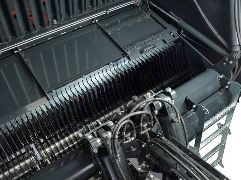 <em class="placeholder">Accès aux couteaux par le dessus du rotor sur une remorque autochargeuse Schuitemaker</em>