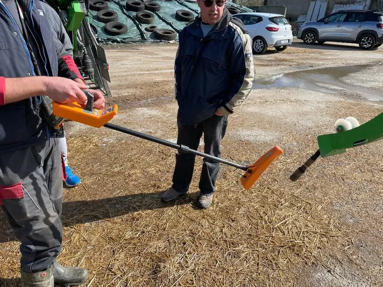 <em class="placeholder">Détecteur et sonde branchée en bout de tuyaux du nettoyeur de drain Sieger</em>