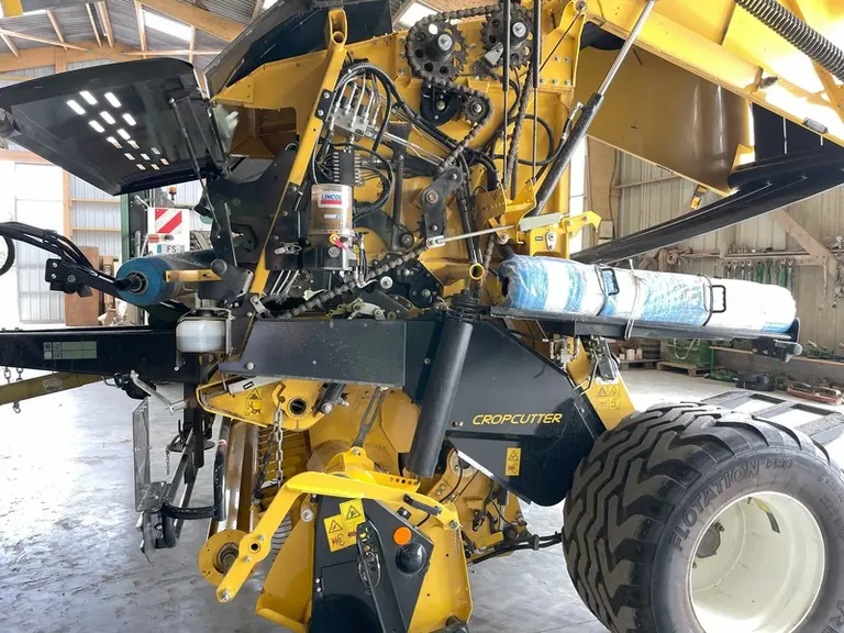 <em class="placeholder">Vue de la chaîne cinématique côté gauche de la presse à balles rondes à chambre variable New Holland Pro-Belt 165</em>