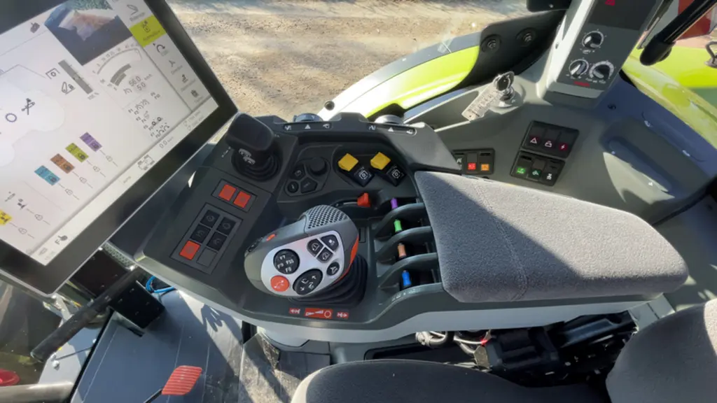 Accoudoir multifonction du Claas Arion 660 CMatic