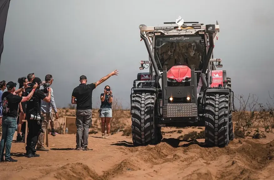 Tracteur dans le Marocco désert Challenge