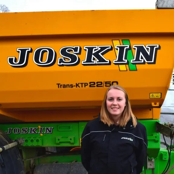Lucile Cahard devant une benne Joskin.