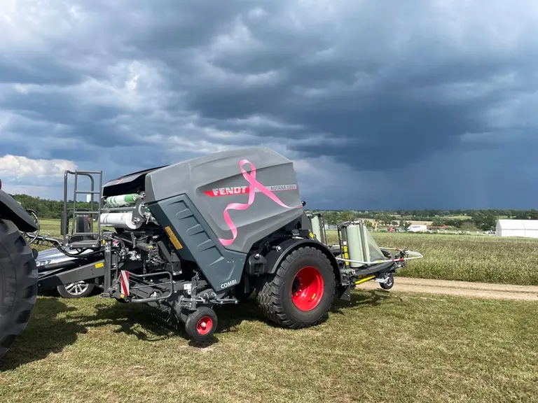<em class="placeholder">Presse enrubanneuse Fendt Rotana Combi exposée au Salon de l'herbe 2025</em>