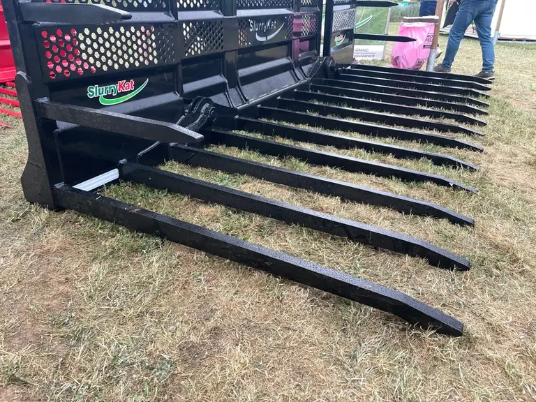 <em class="placeholder">Fourche à ensilage SlurryKat spéciale grosse chargeuse exposée au Salon de l'herbe 2025</em>
