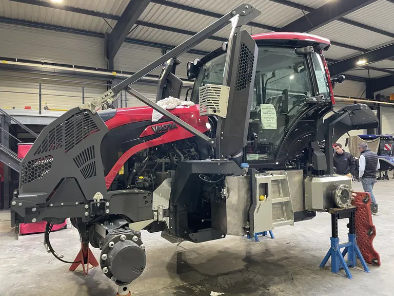 Mise en place d'un blindage sur un tracteur Valtra